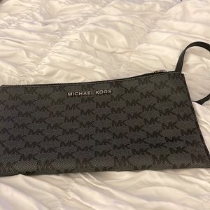 009..Michael Kors Wristlet